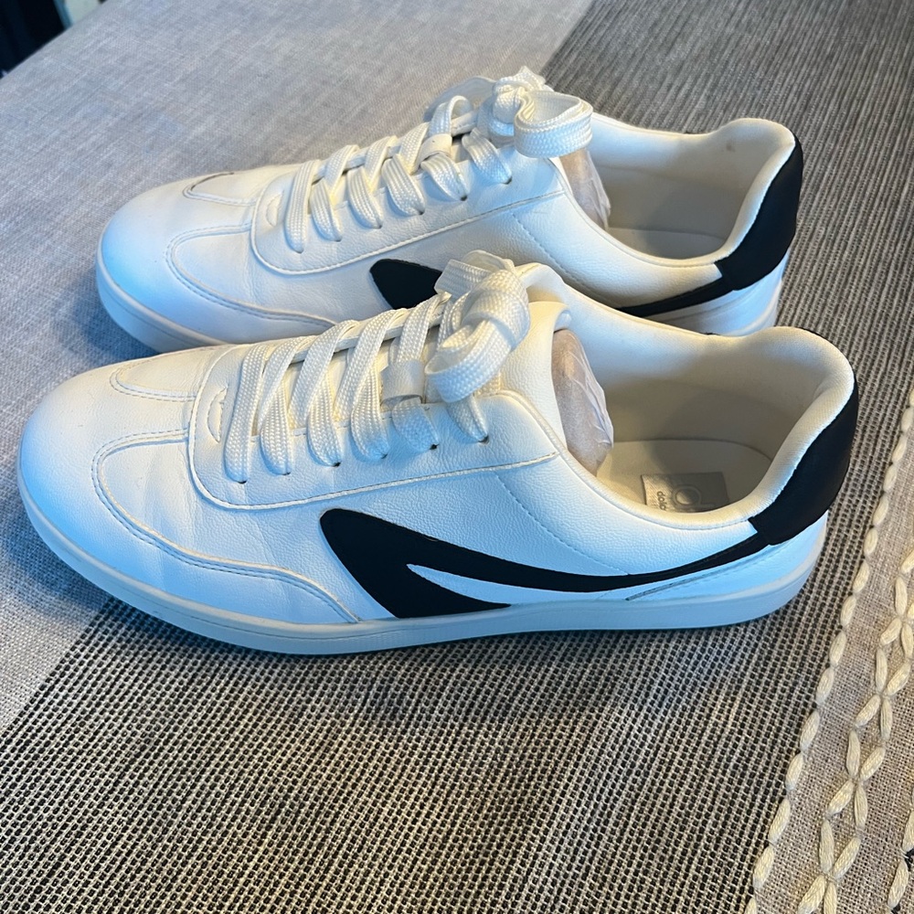 Dolce Vita Women's Vasser Sneakers Size 9 worn 1 time. They are too big.